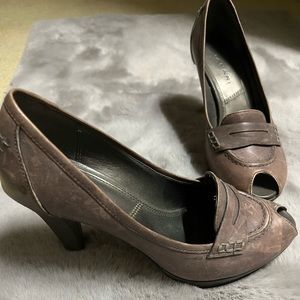 Tahari peekabo pumps (eggplant, size 7.5)
